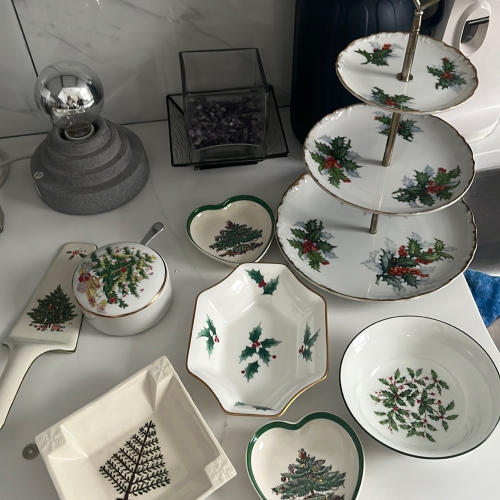 Beautiful Christmas dishes for a beautiful dinner table or kitchen